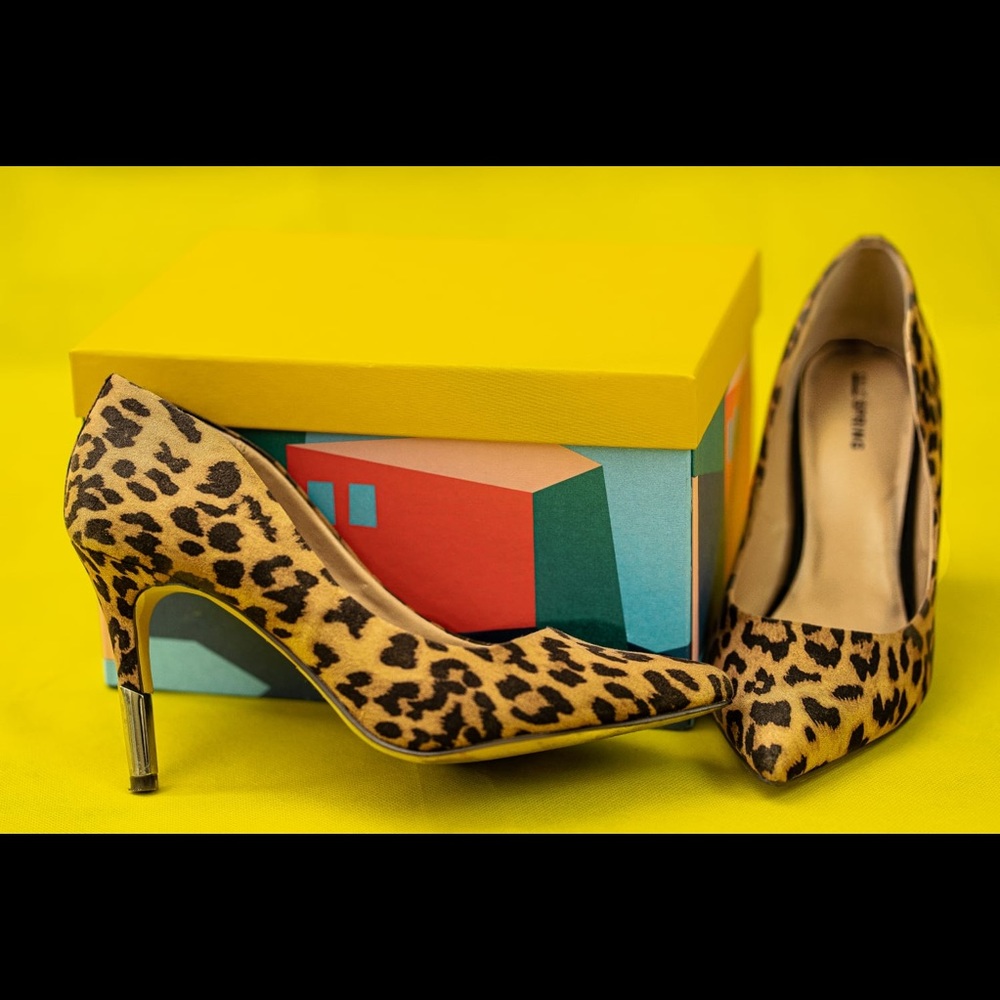 Leopard print gold heeled pumps